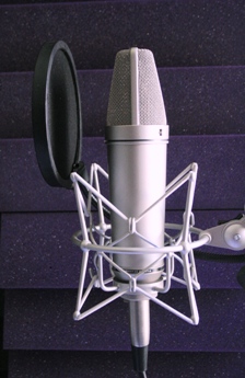 Micrófono de condensador Neumann U87 para grabar voz en estudio