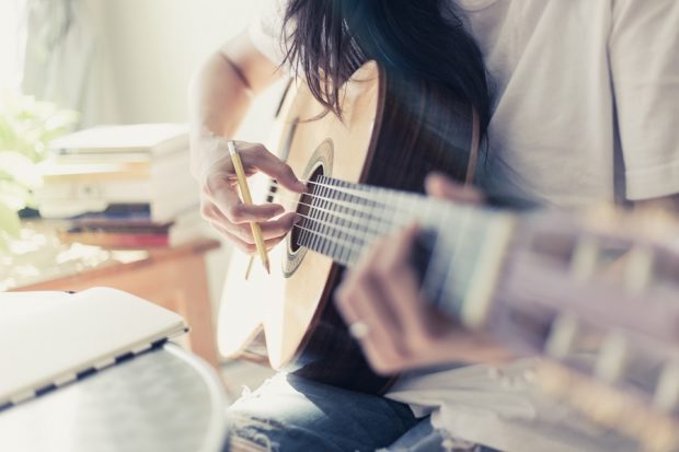 50 Consejos para escribir canciones (tips y recursos imprescindibles)