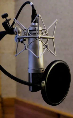 Neumann U87AI y filtro antipop de GuitarRec