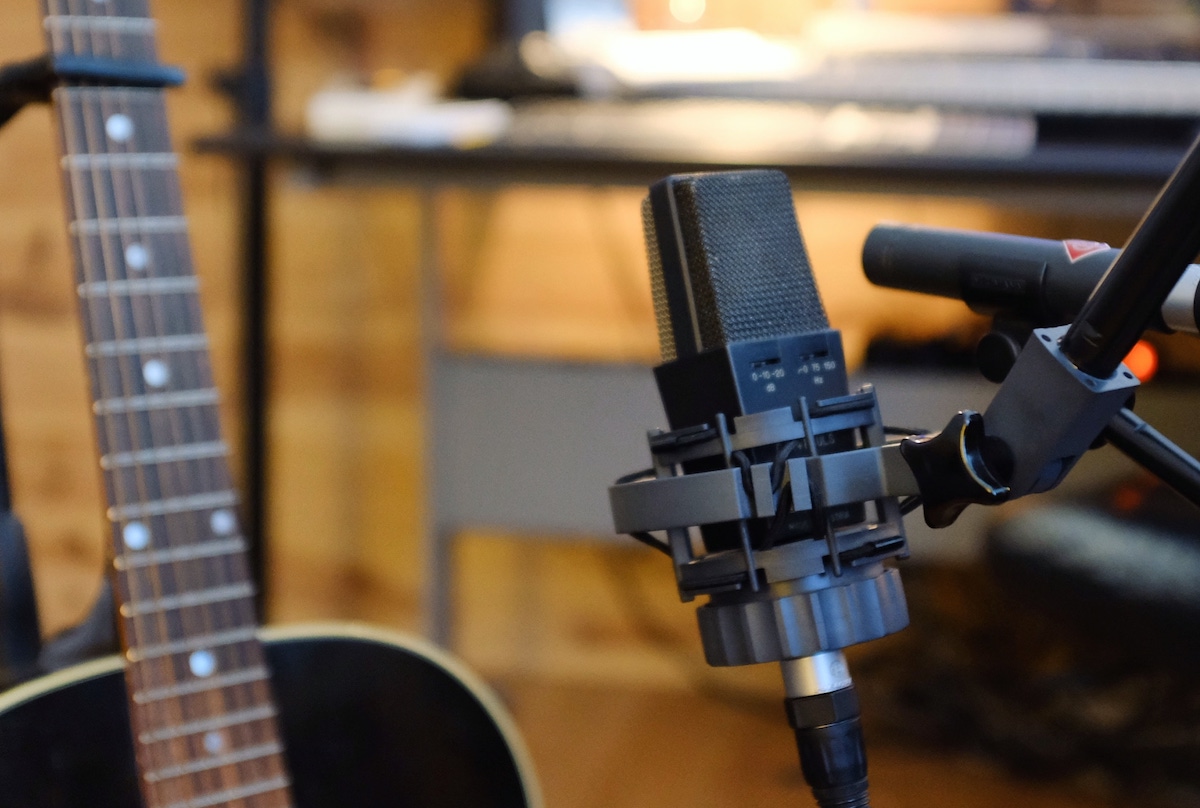 grabación y producción musical - micrófono y guitarra