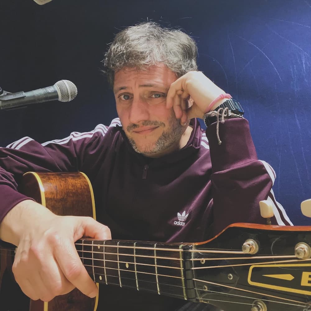 Manel Guerrero, cantautor y colaborador de GuitarRec Studio.